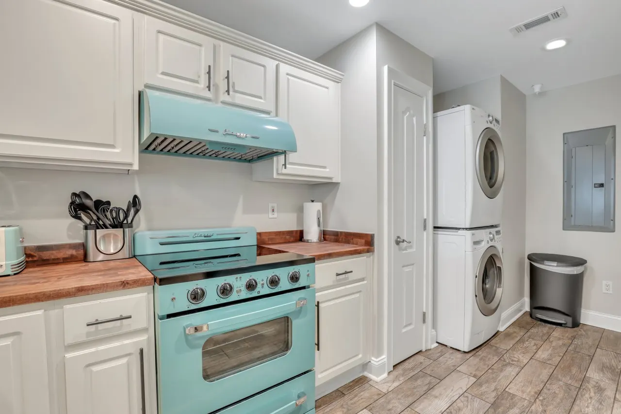THE SURF SHACK: Beach Front Condo w/Heated Pool, Restaurant, and Bar 12