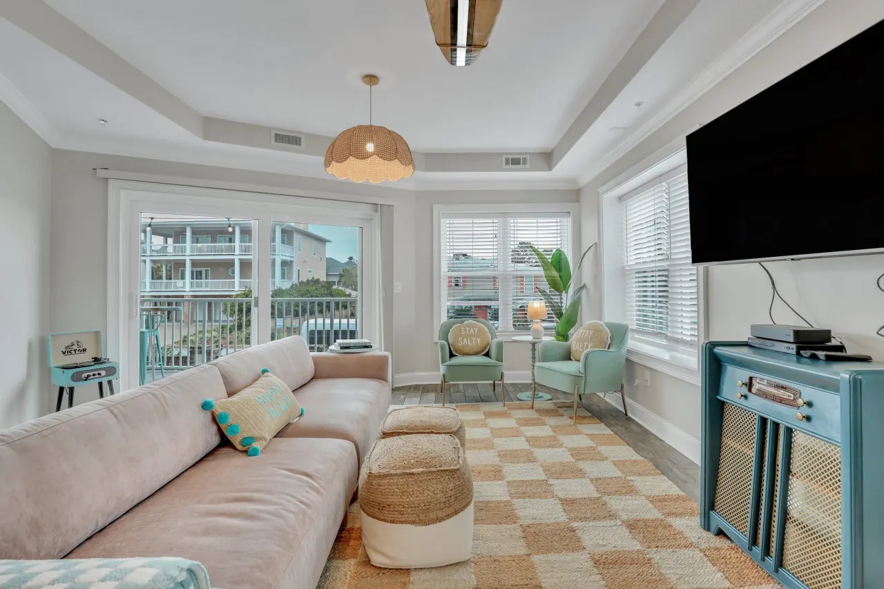 THE SURF SHACK: Beach Front Condo w/Heated Pool, Restaurant, and Bar — photo 3