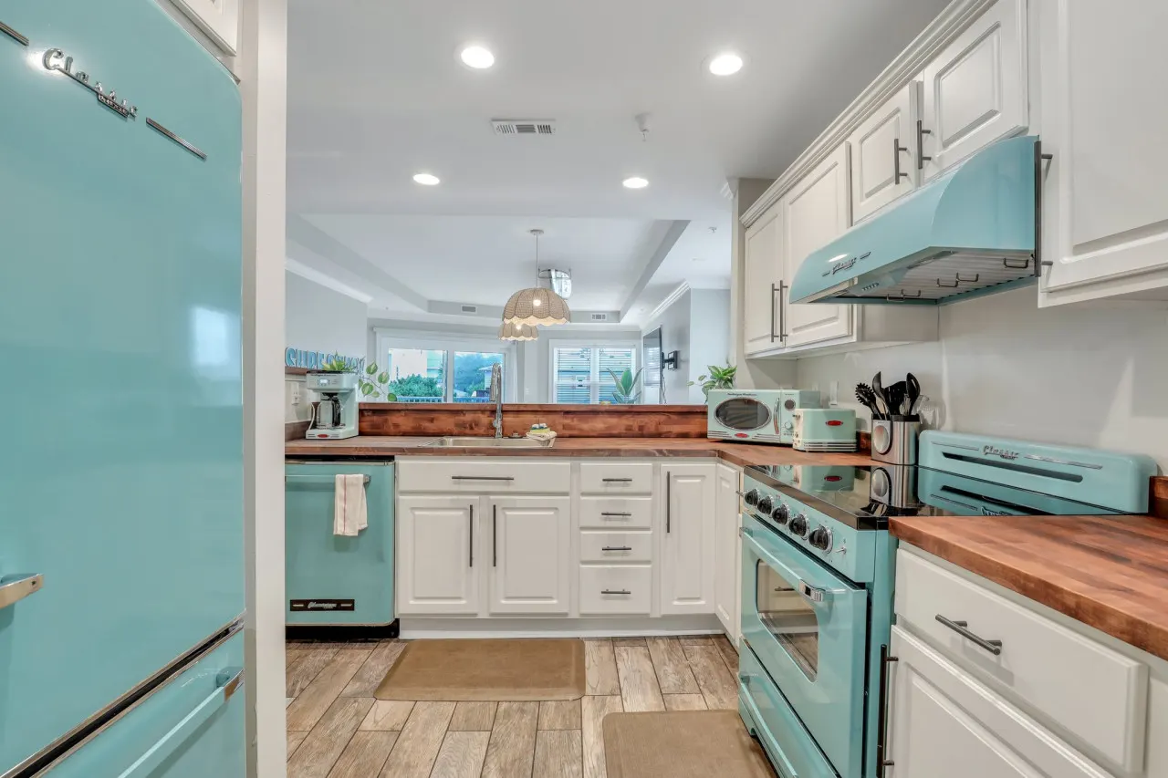 THE SURF SHACK: Beach Front Condo w/Heated Pool, Restaurant, and Bar — photo 4