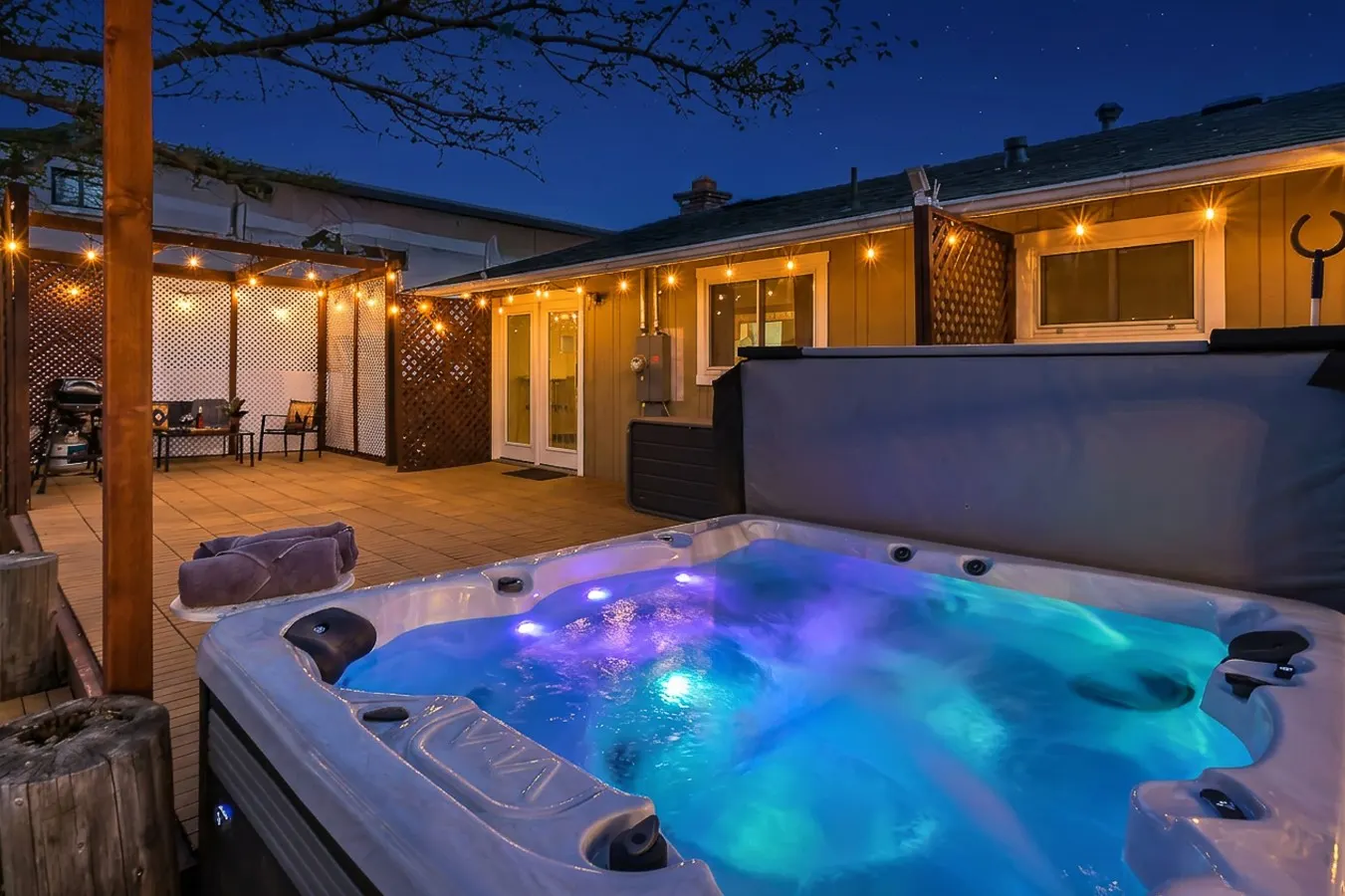 Epic Reno Hideaway | 4 Kings | Hot Tub | GOT-Themed Wing