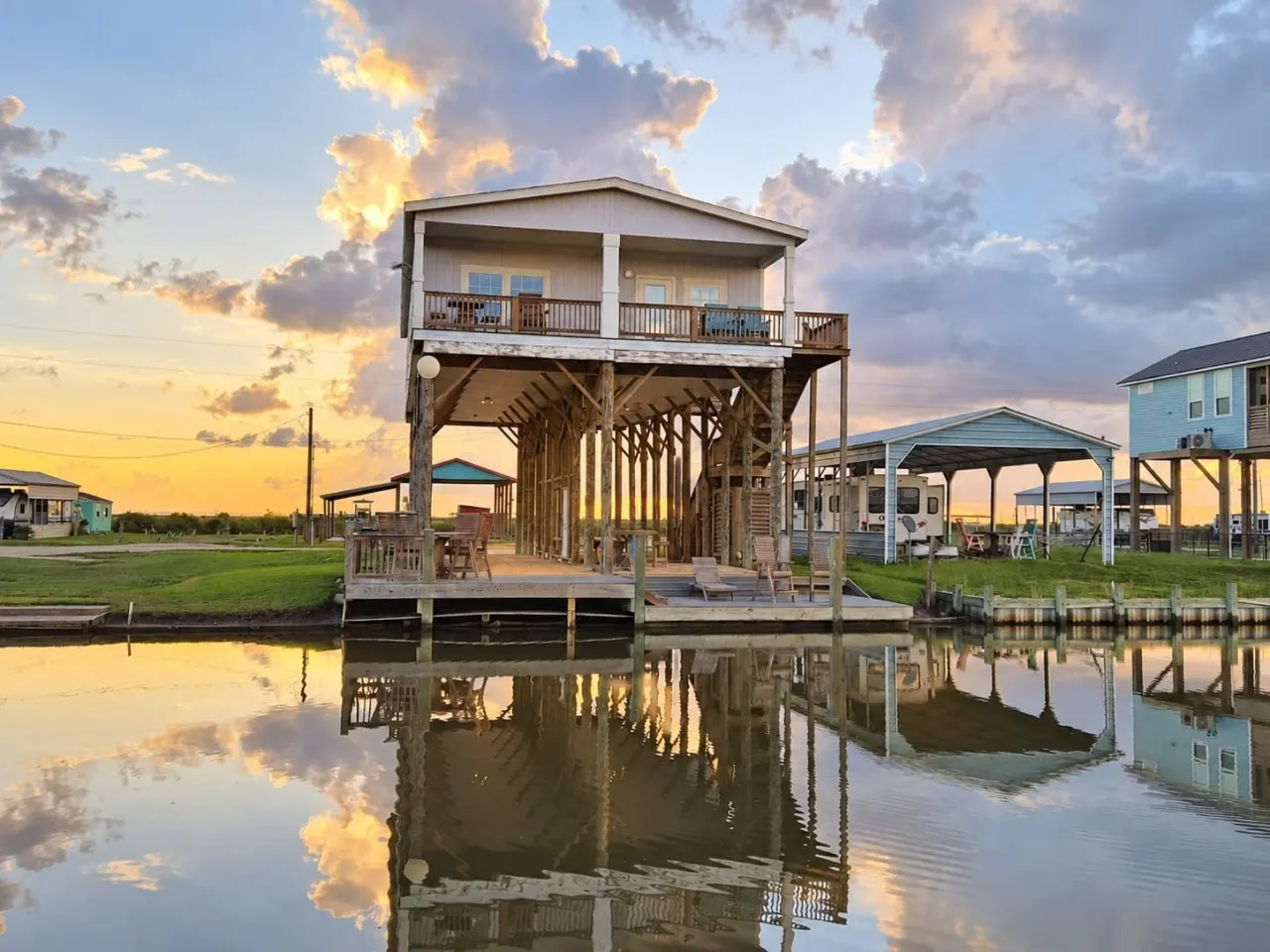 Seahorse Sea, Bolivar Peninsula, Sleeps 16, Private Dock, 3 Bedrooms, Walk to Beach, Ocean, Bay & ICW Views, Pets OK