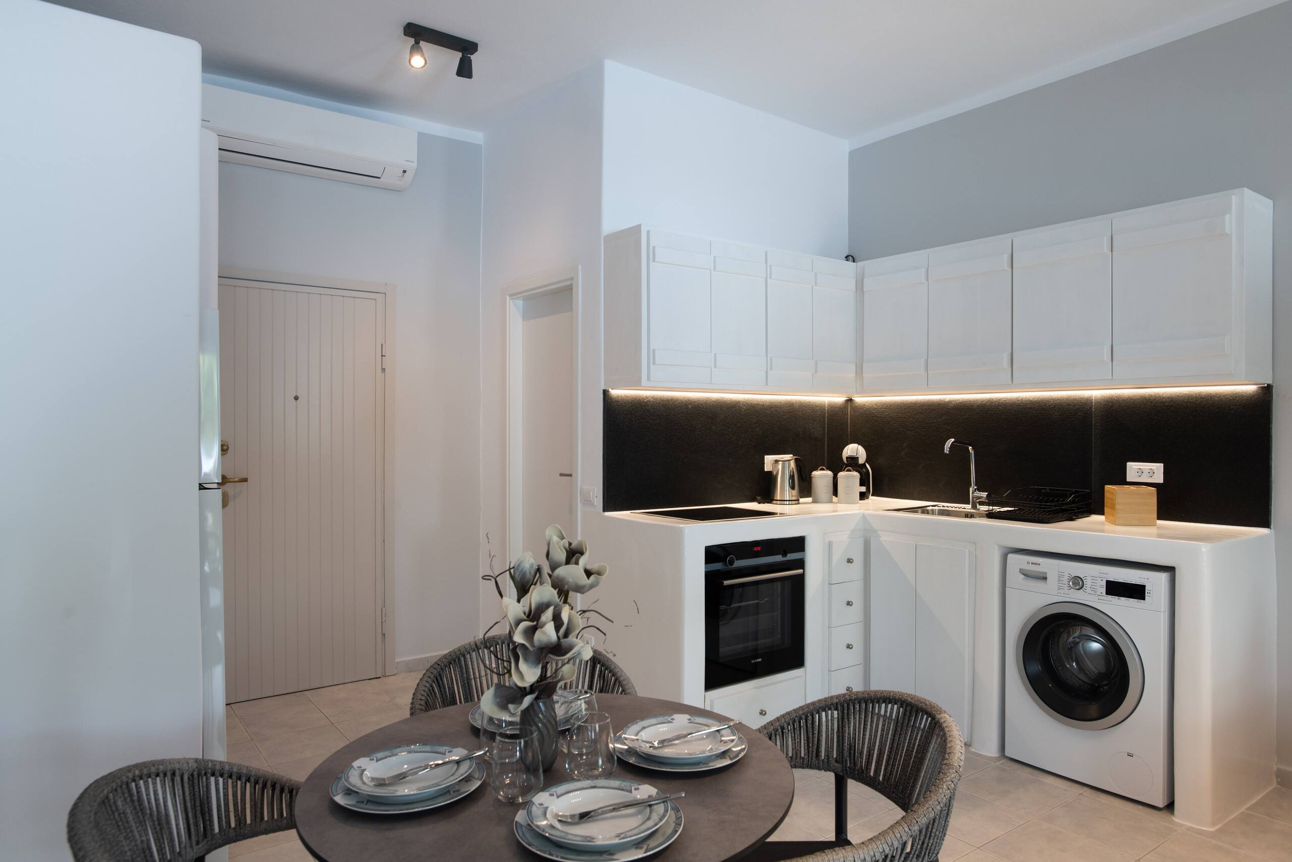 Capari Suites - Mykonos Town House with Pool 9