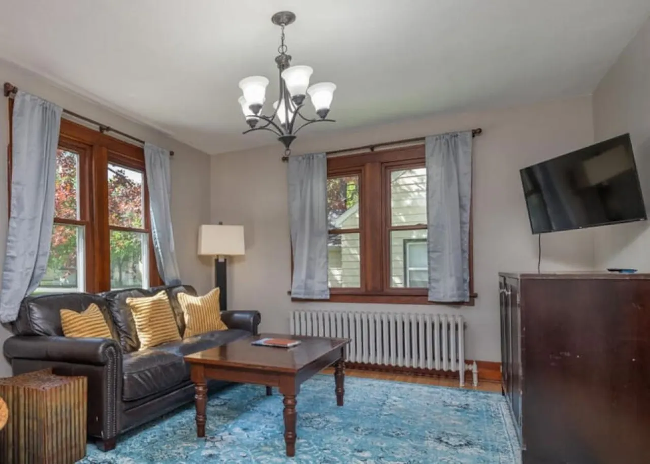 Glencoe-4 Bedroom-full kitchen-laundry-pets-work-play-stay 16