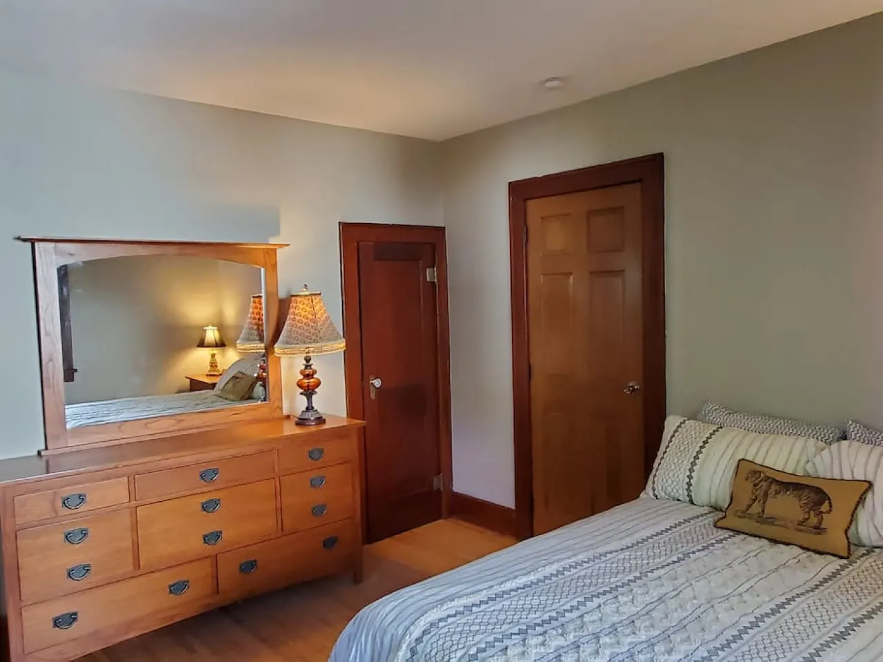 Glencoe-4 Bedroom-full kitchen-laundry-pets-work-play-stay 6