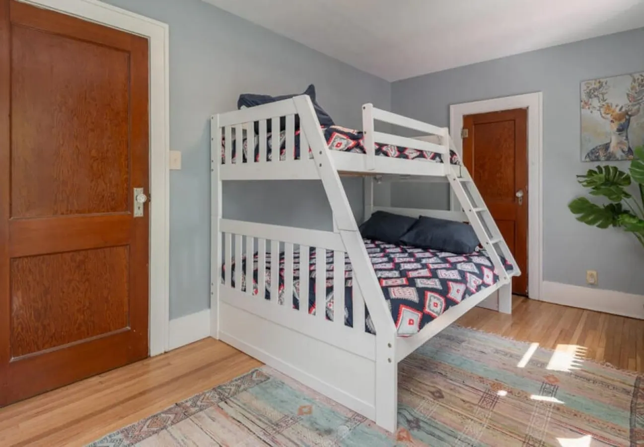 Glencoe-4 Bedroom-full kitchen-laundry-pets-work-play-stay 8