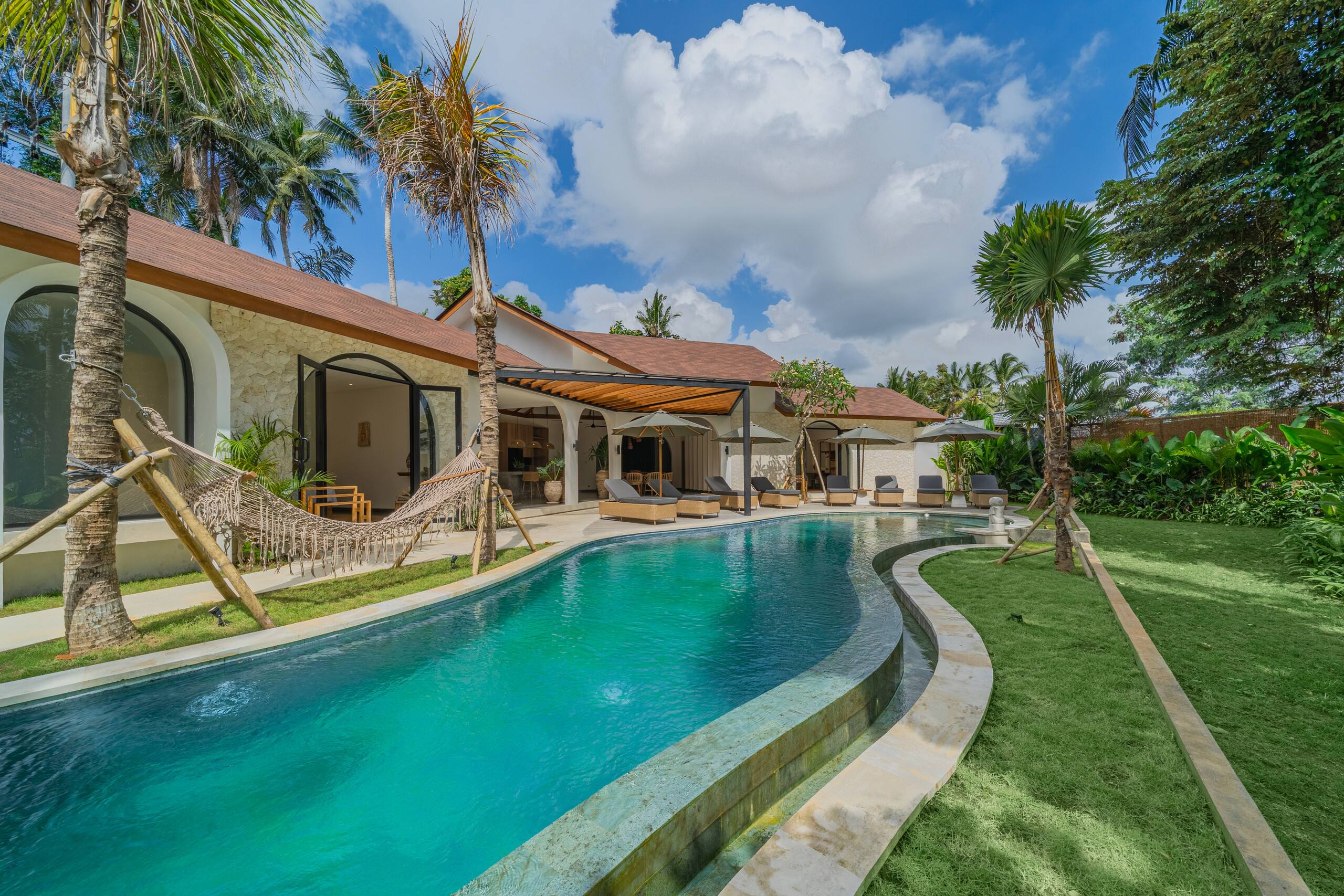 Luxury 5BR Ubud Villa | Large Pool, Tropical Views — photo 2