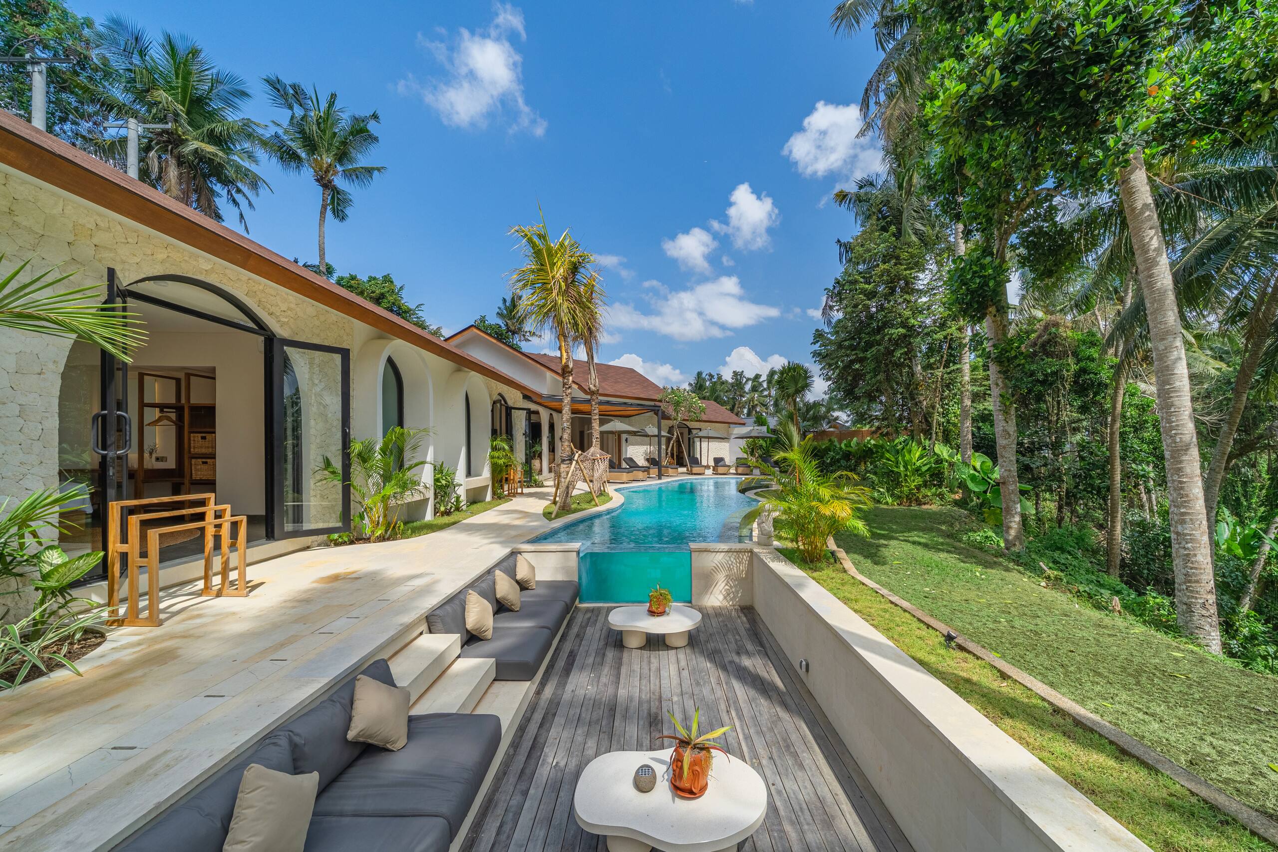 Luxury 5BR Ubud Villa | Large Pool, Tropical Views — photo 5
