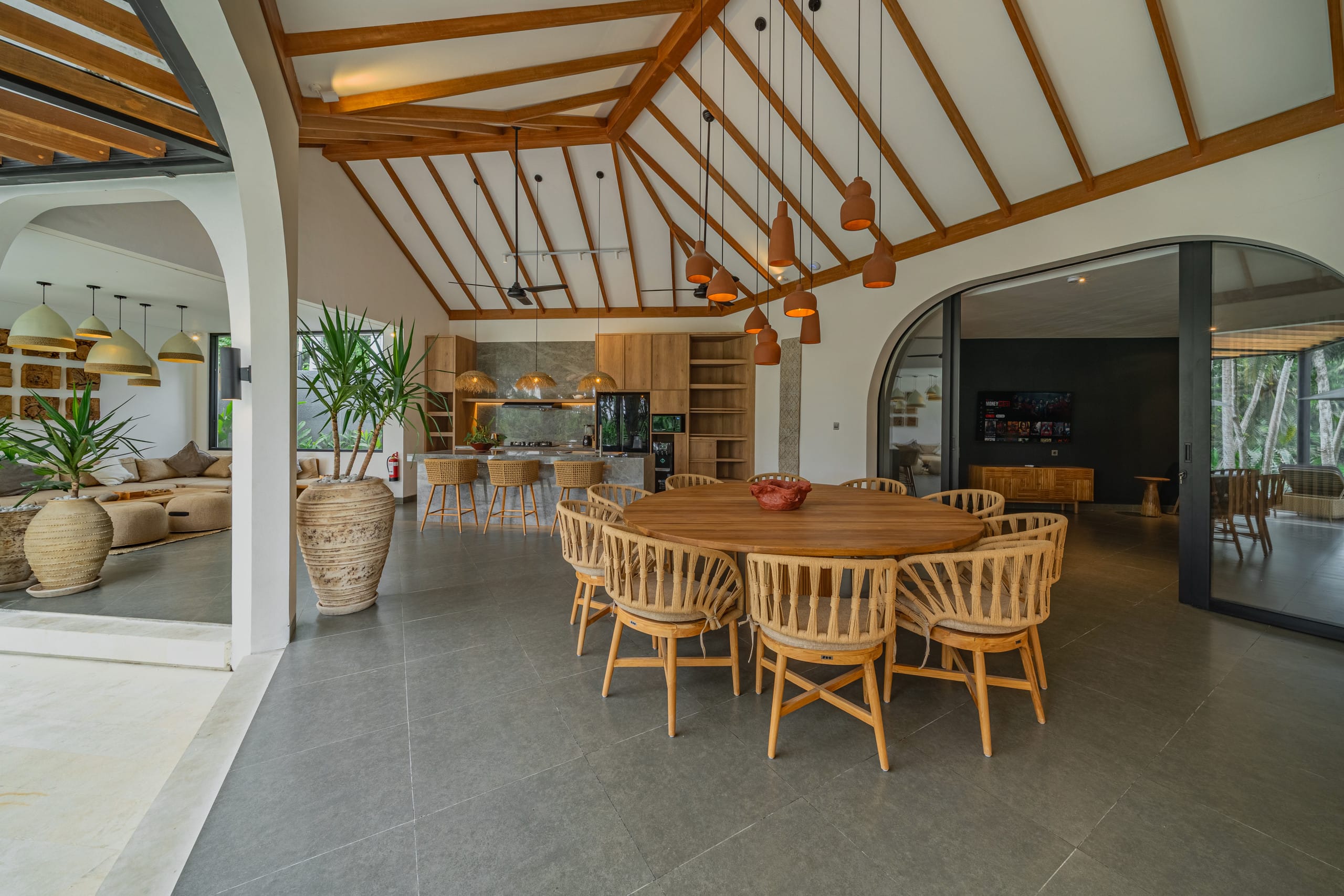 Luxury 5BR Ubud Villa | Large Pool, Tropical Views — photo 3