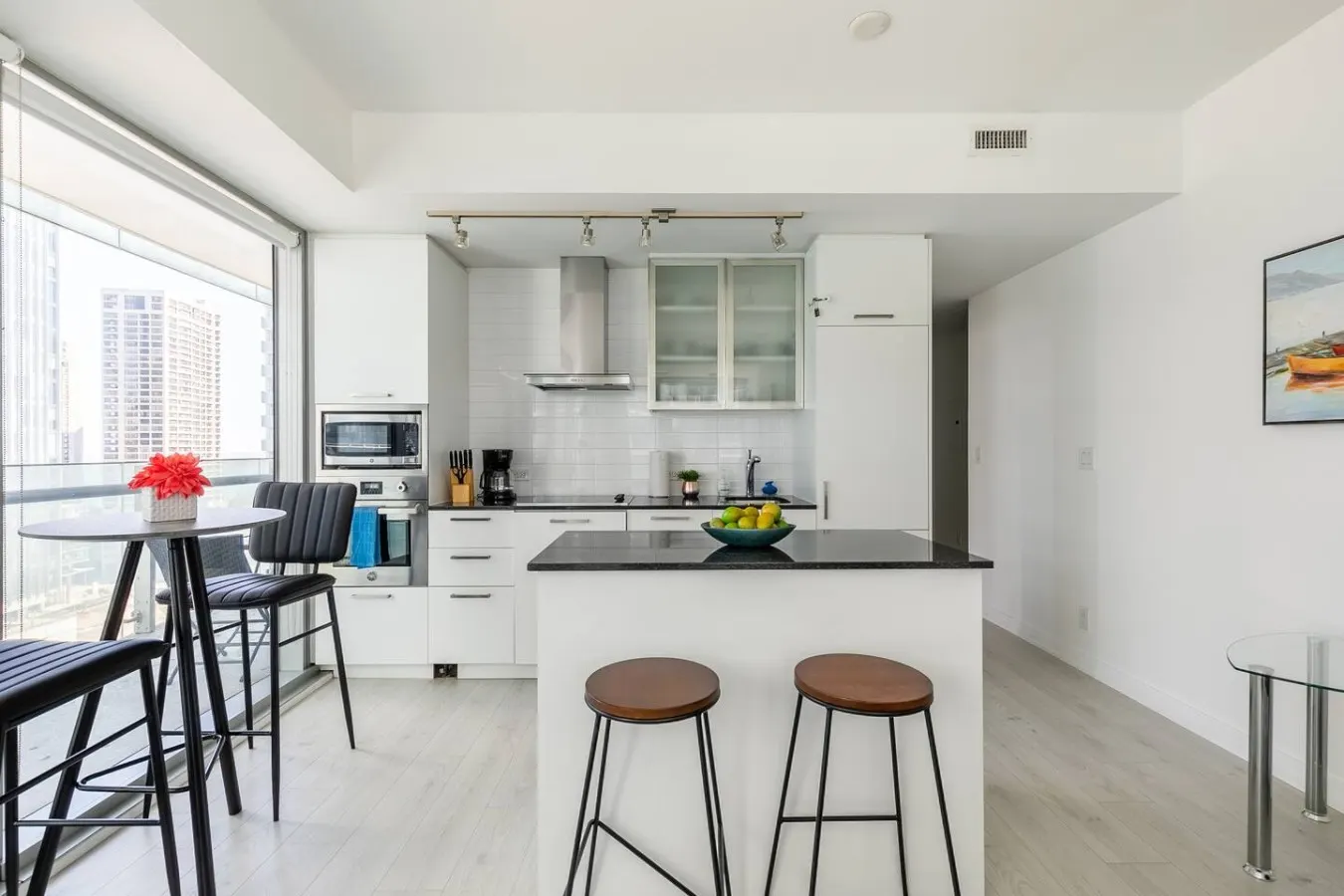 Bright 2BR Condo Parking Walk to Waterfront 2