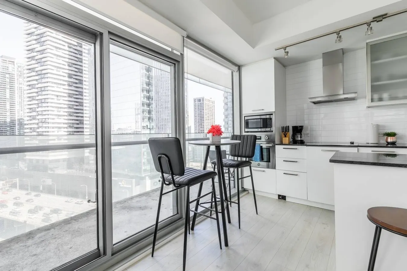 Bright 2BR Condo Parking Walk to Waterfront 10