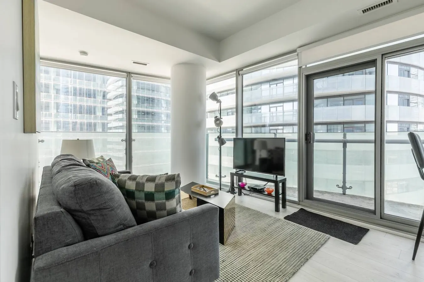 Bright 2BR Condo Parking Walk to Waterfront 14