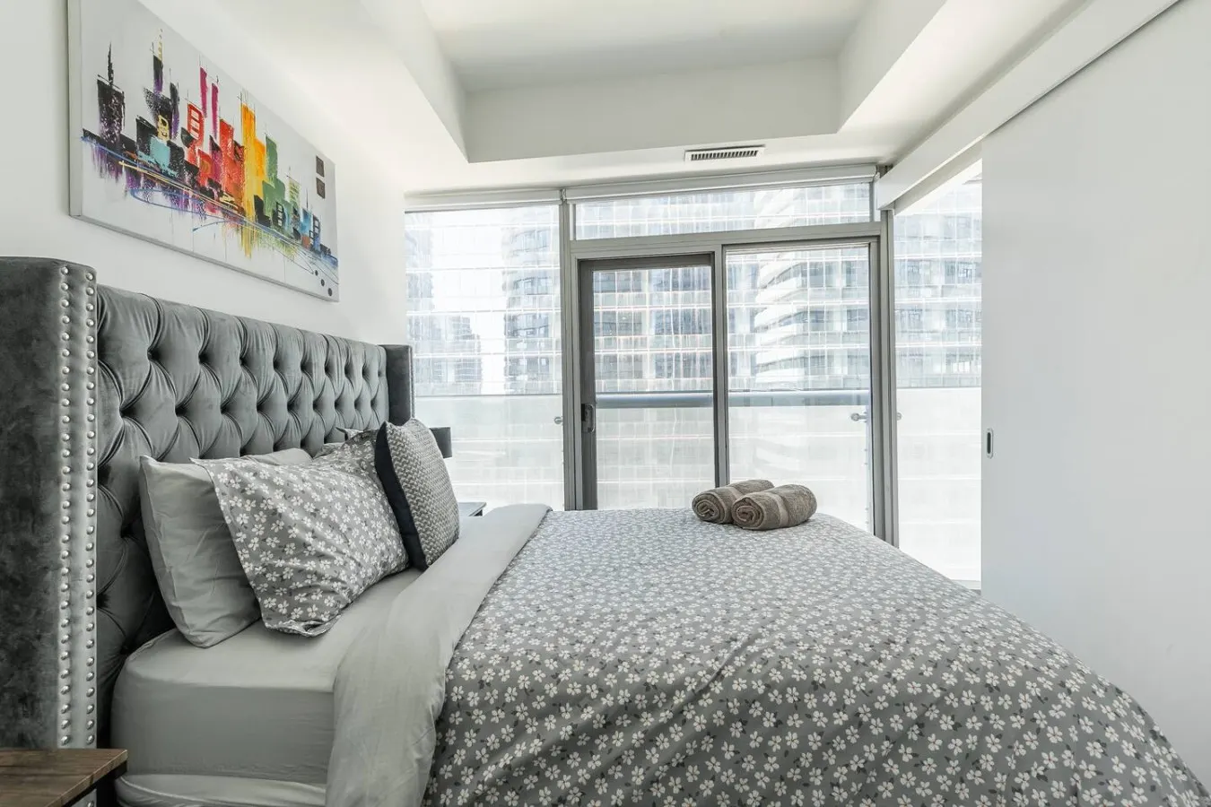 Bright 2BR Condo Parking Walk to Waterfront 15