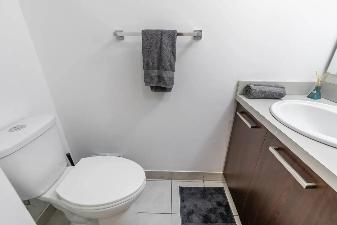 Bright 2BR Condo Parking Walk to Waterfront 18