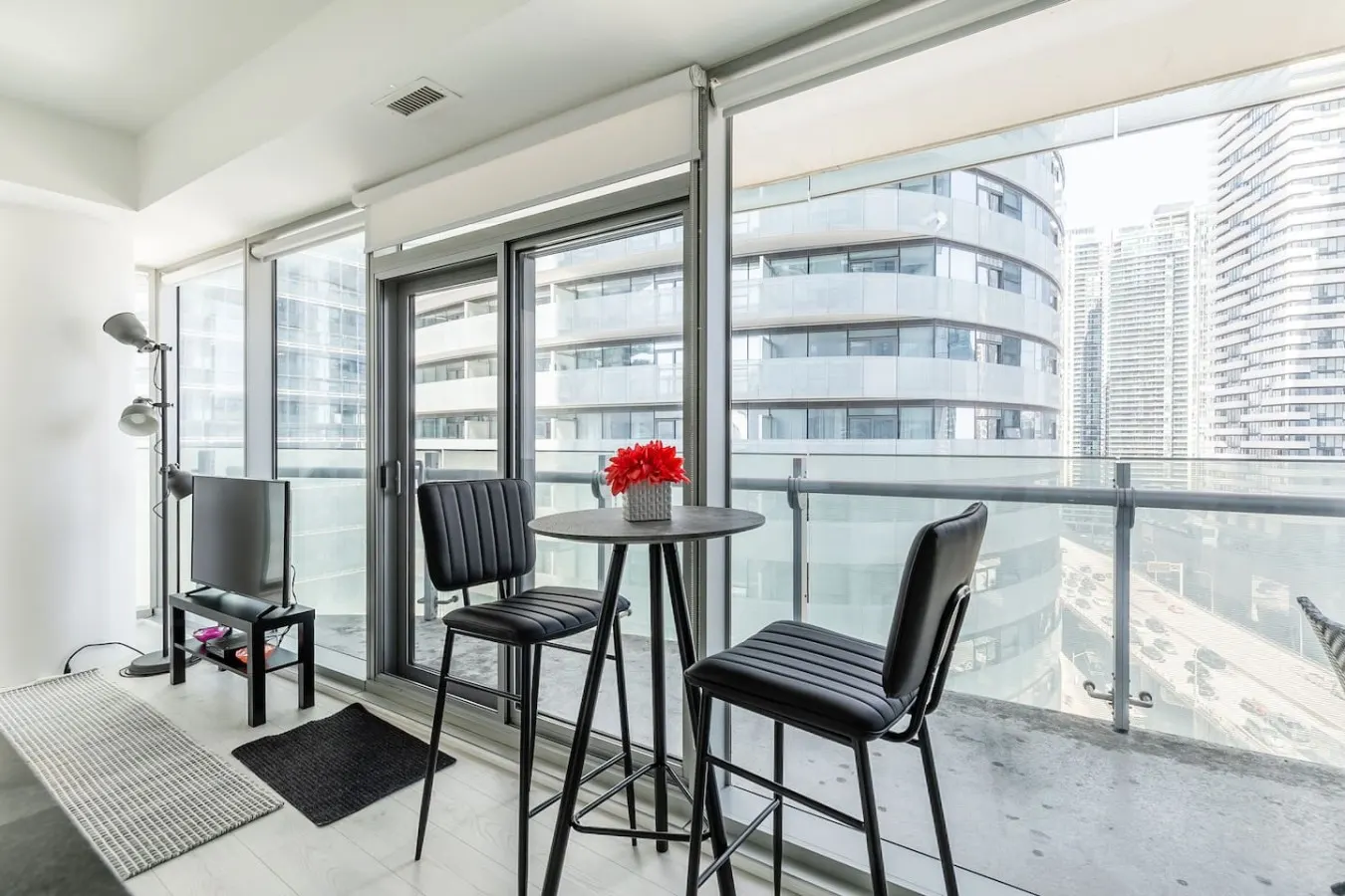 Bright 2BR Condo Parking Walk to Waterfront 3