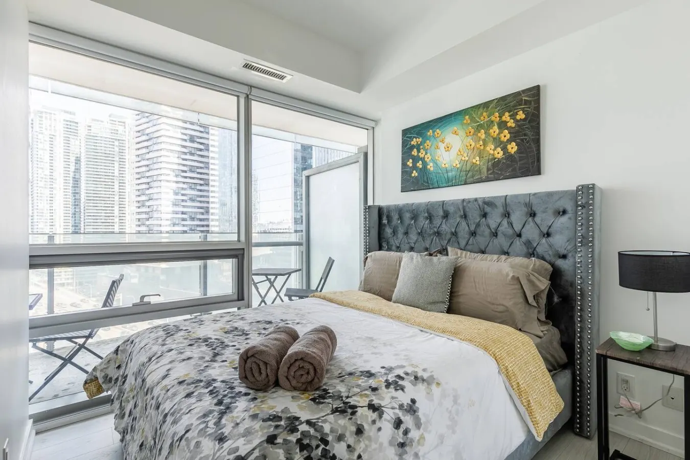 Bright 2BR Condo Parking Walk to Waterfront 4