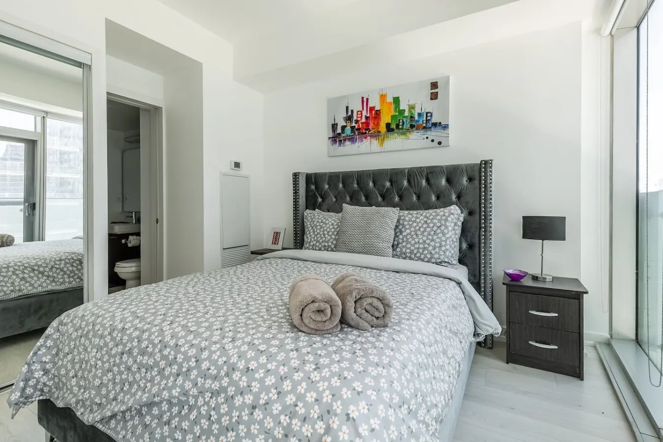 Bright 2BR Condo Parking Walk to Waterfront 5