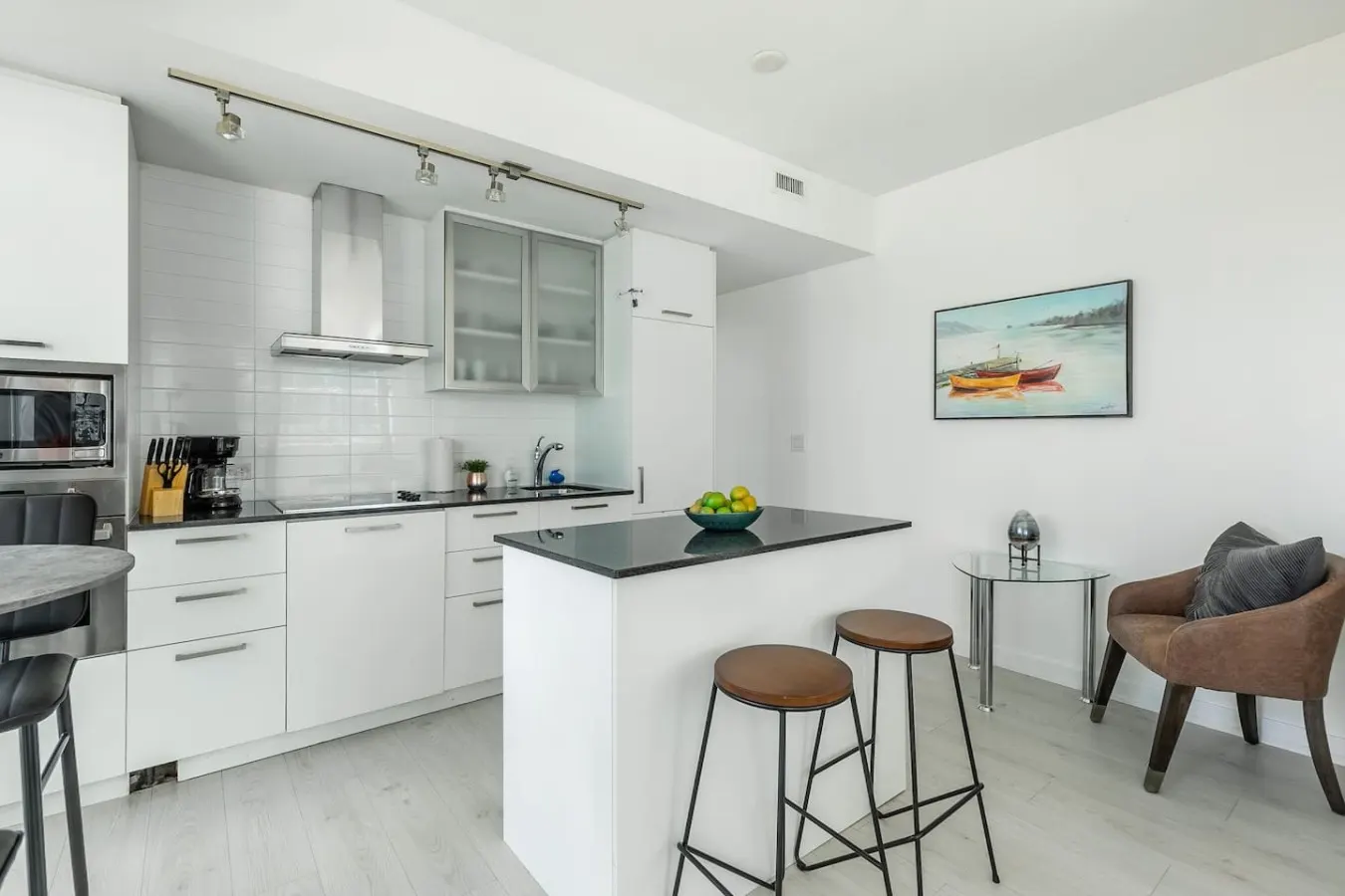 Bright 2BR Condo Parking Walk to Waterfront 8