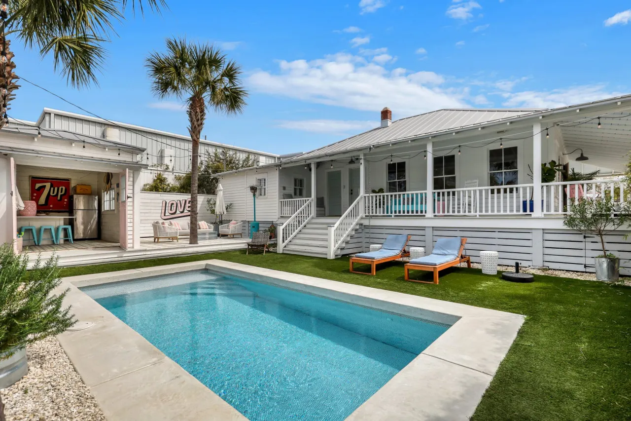 Big Mama's Beach House! Available limited time only! 5 BDRs, POOL
