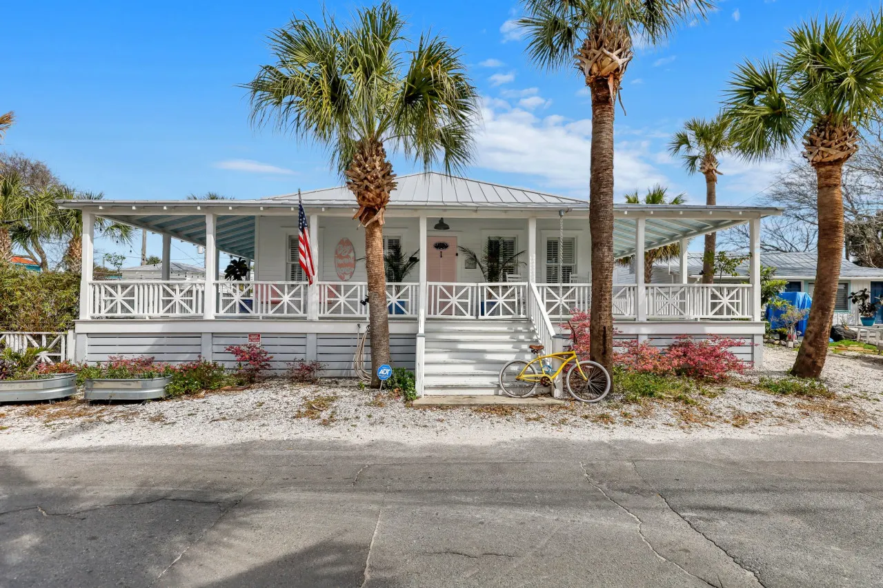 Big Mama's Beach House! Available limited time only! 5 BDRs, POOL — photo 2
