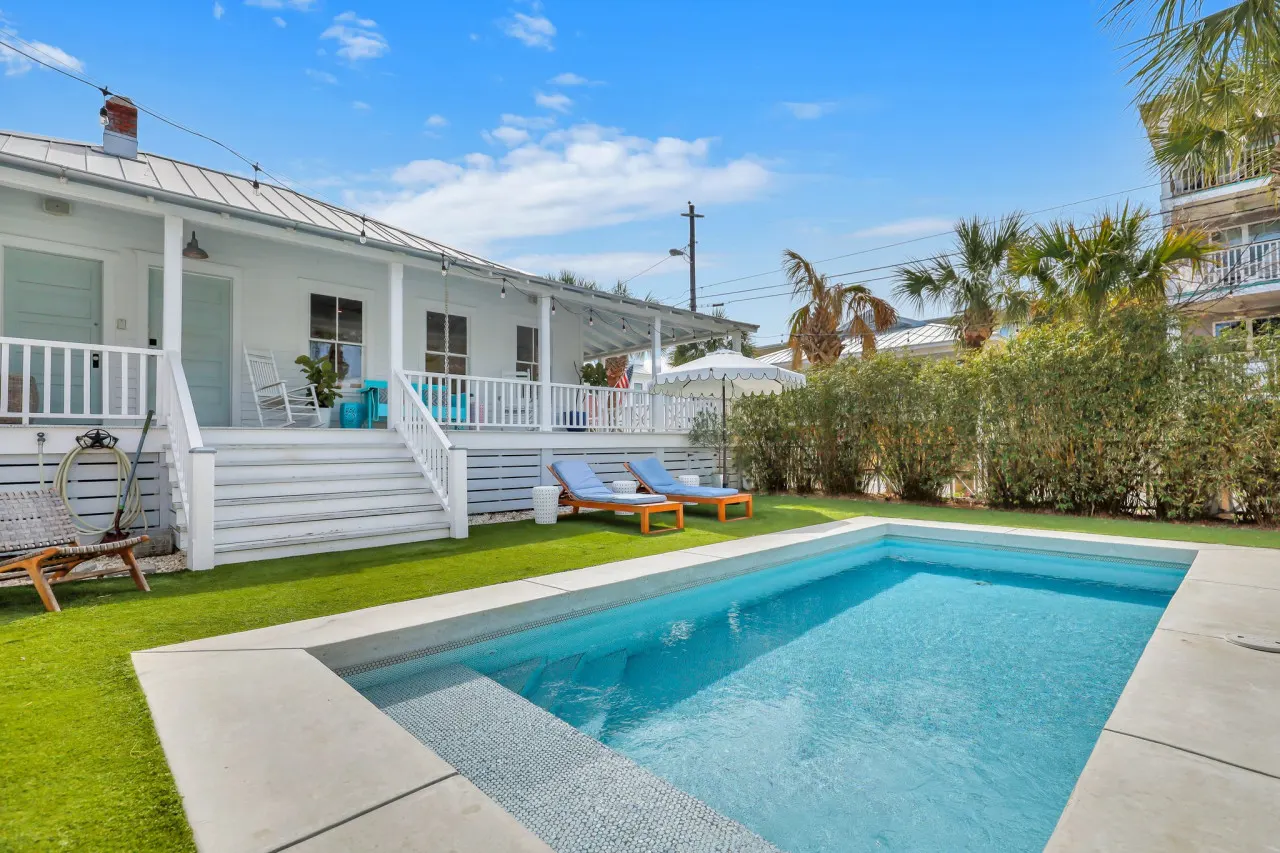 Big Mama's Beach House! Available limited time only! 5 BDRs, POOL 17
