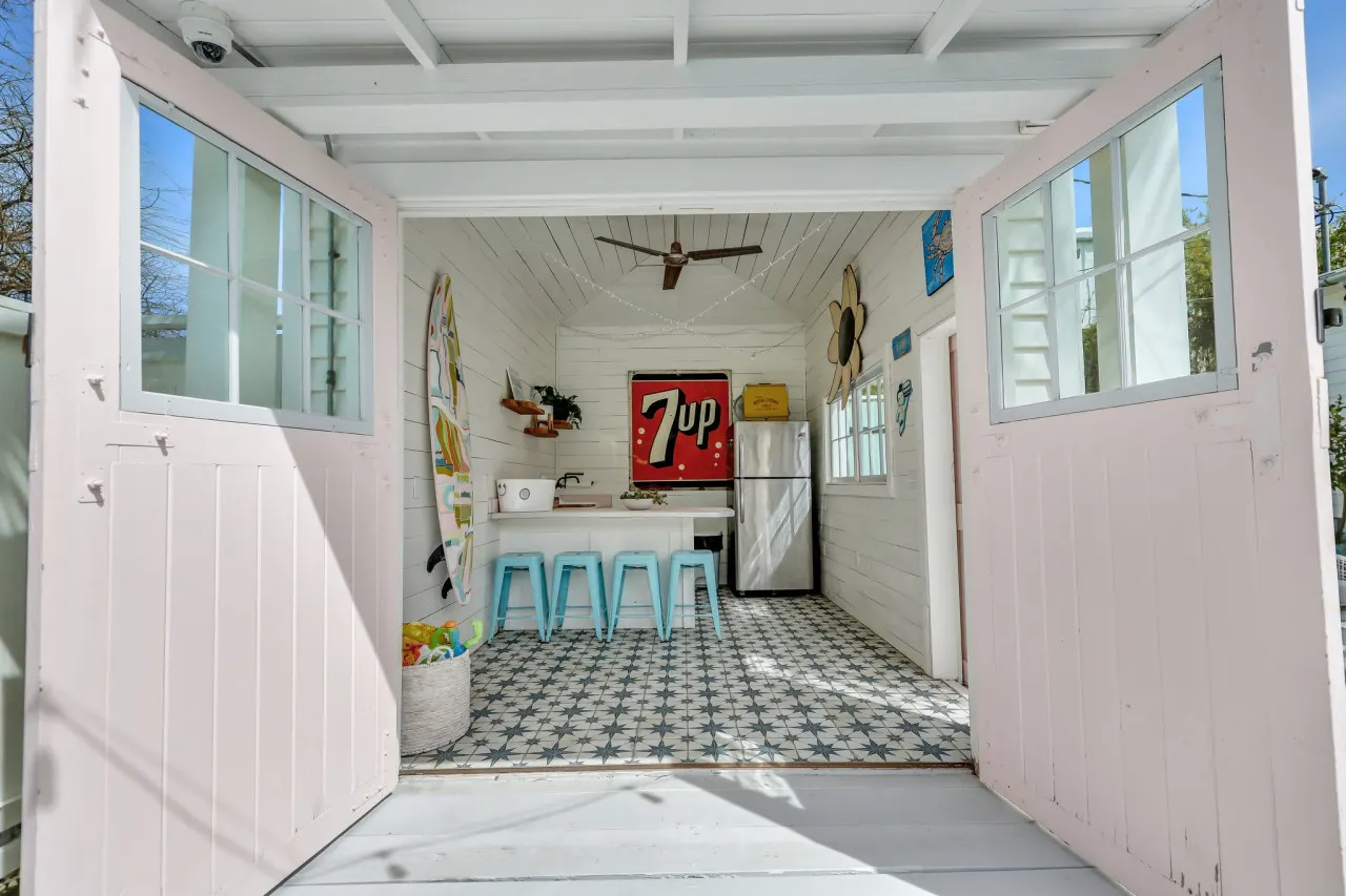 Big Mama's Beach House! Available limited time only! 5 BDRs, POOL 20