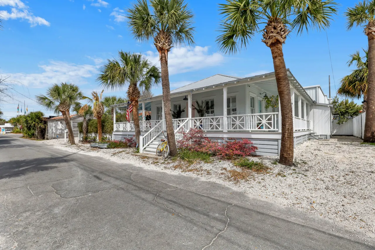 Big Mama's Beach House! Available limited time only! 5 BDRs, POOL 8