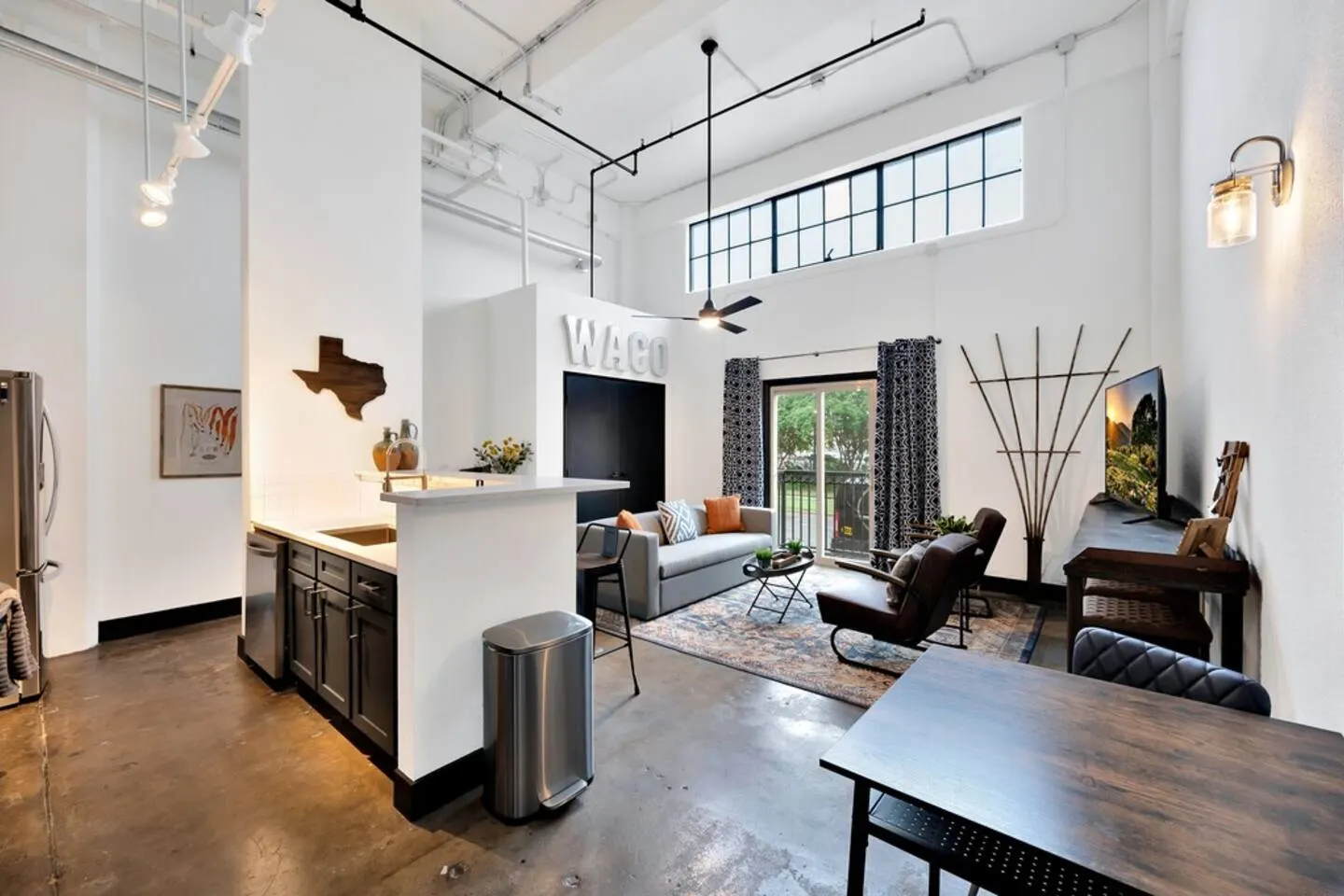 Mesquite Hideaway at Behrens Lofts-Downtown Luxury 6