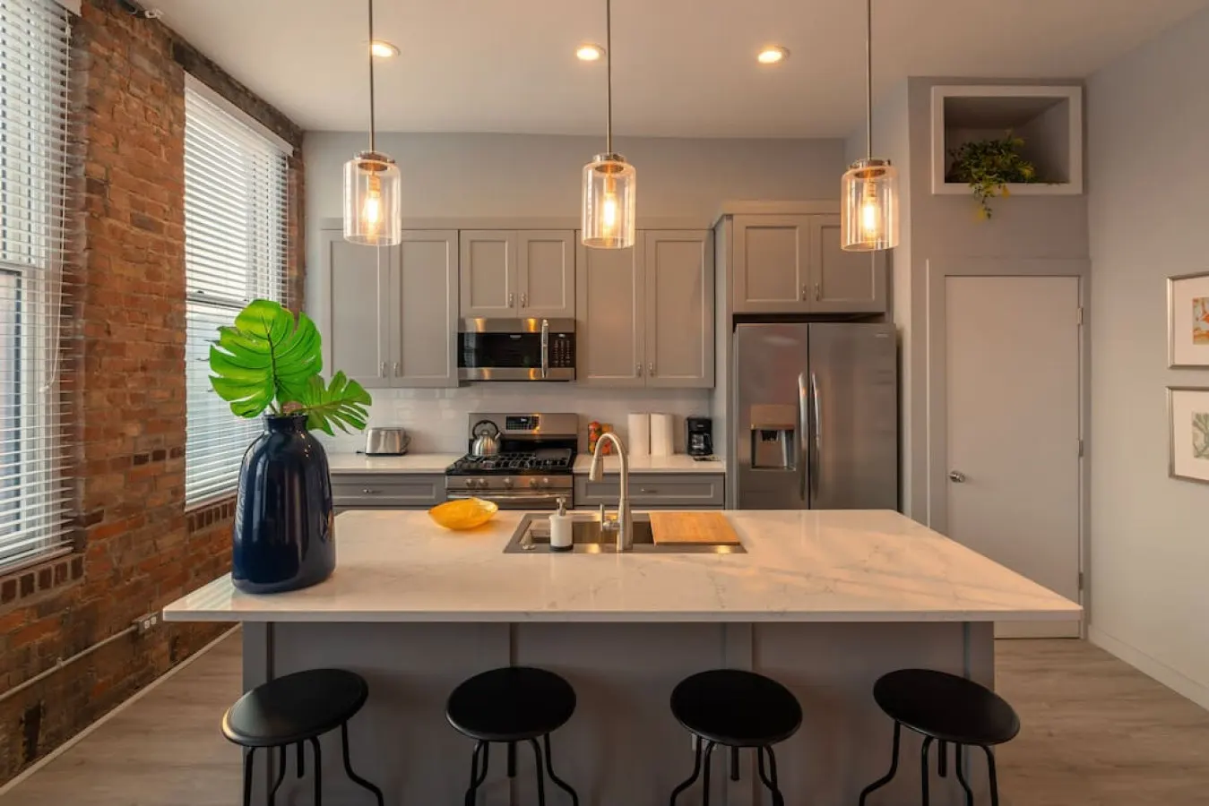 Zango: Explore OTR/Downtown from a Renovated Condo 14