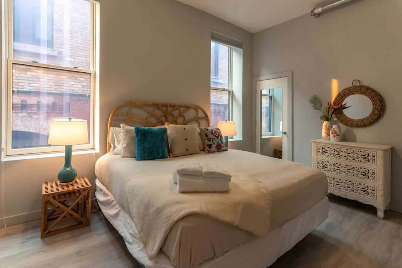 Zango: Explore OTR/Downtown from a Renovated Condo 4