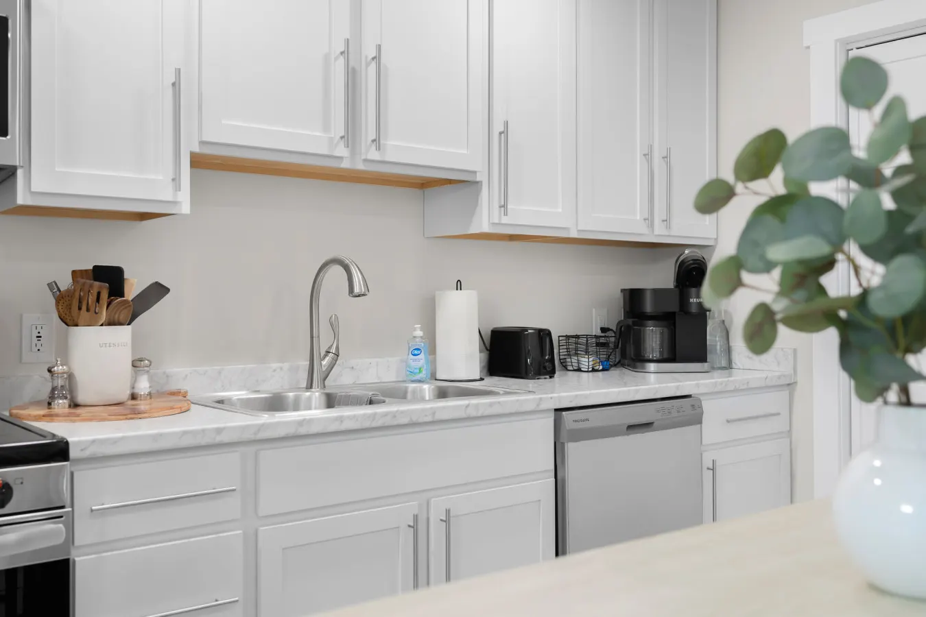 Upscale Downtown Studio w/ Private Patio, Full Kitchen, No Stairs 9