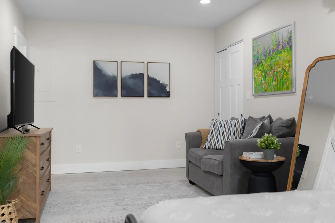 Upscale Downtown Studio w/ Private Patio, Full Kitchen, No Stairs 13
