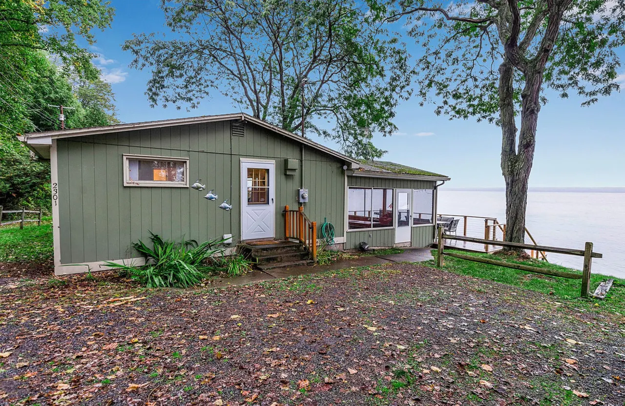 The Lakefront Coastal Cottage at Seneca Lake