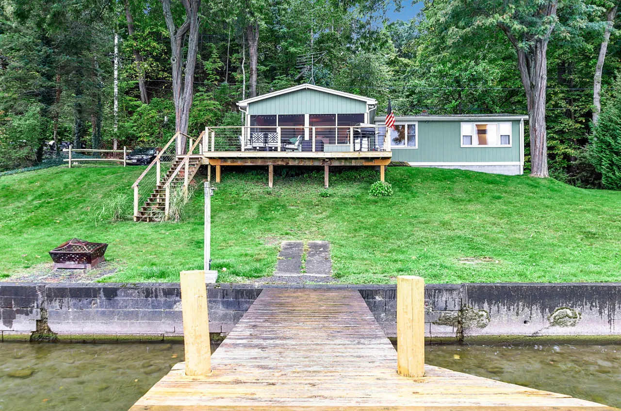 The Lakefront Coastal Cottage at Seneca Lake 3