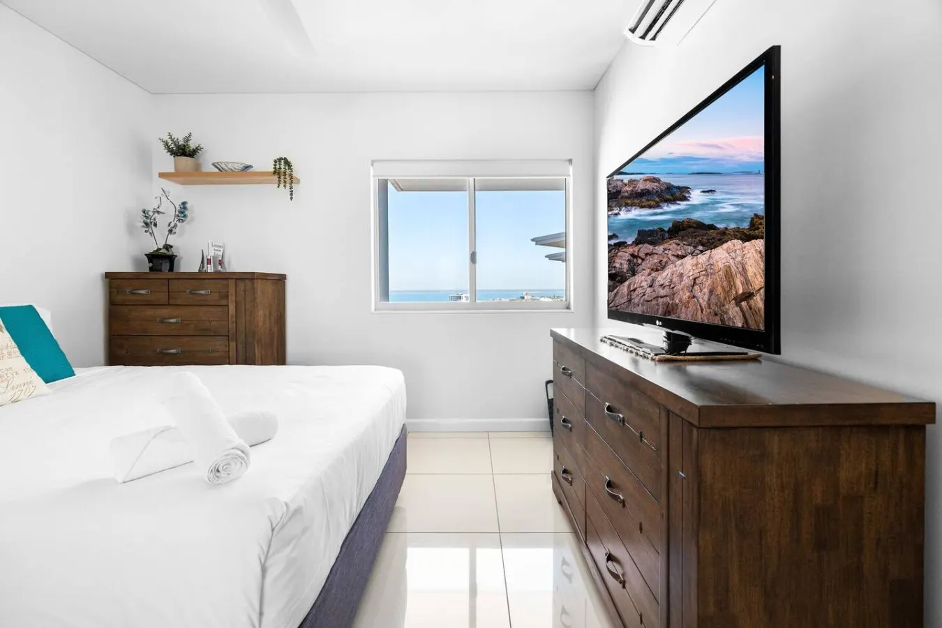 Coastal Magnificence: Pool ~ Workspace ~ Parking 17