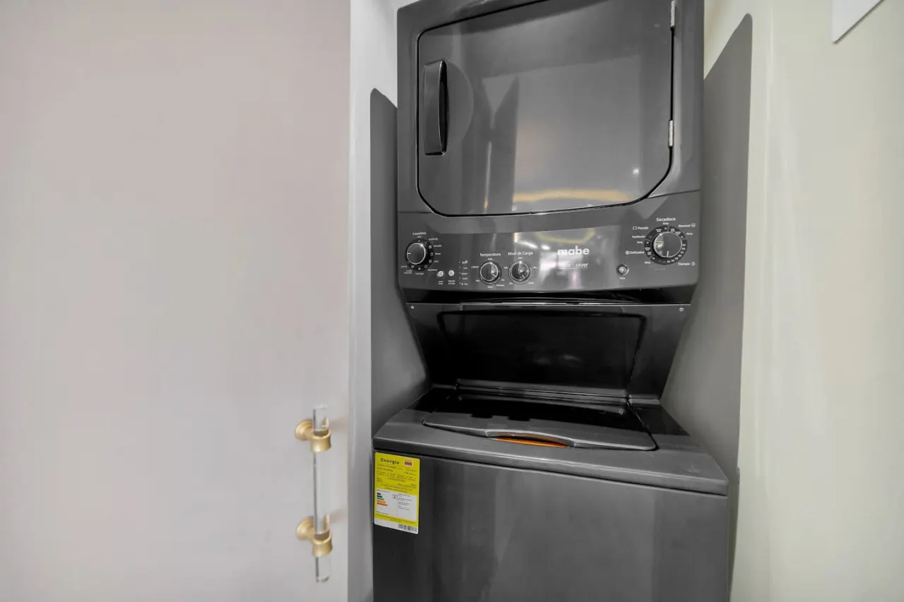 * High End Apartment*1 BD/ 1 BA Views*Ac*Malls 20