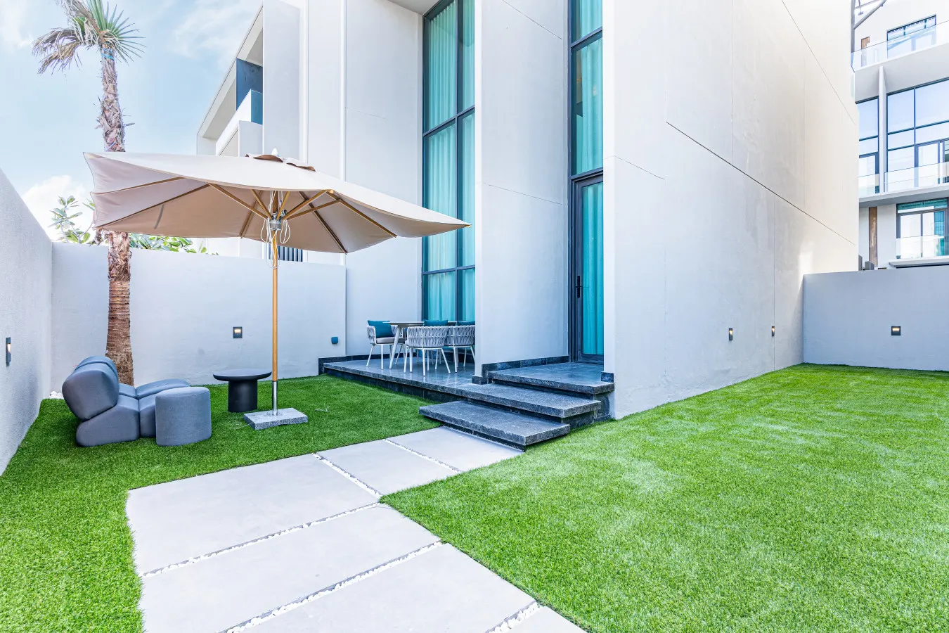 Luxury 3-Floor Townhouse w/ Private Garden 8