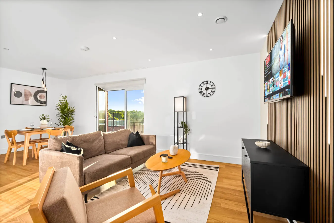 Luxury 2 Bedroom with Balcony - Fast Wi-Fi - Netflix 1