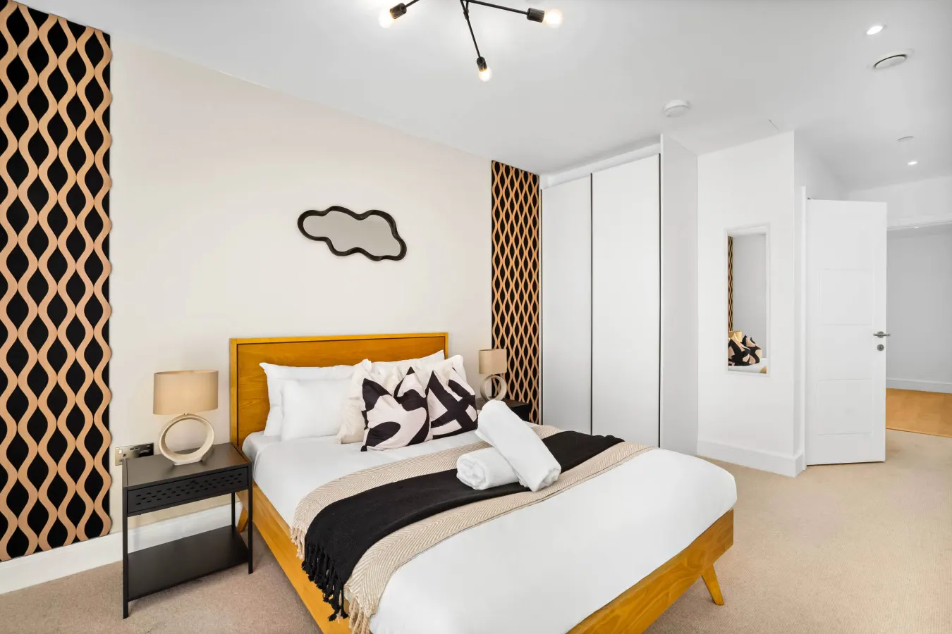 Luxury 2 Bedroom with Balcony - Fast Wi-Fi - Netflix 10