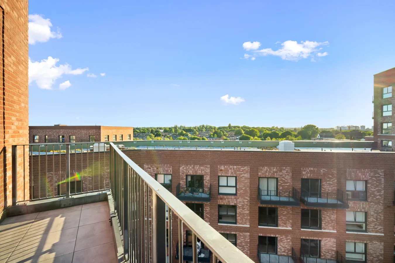 Luxury 2 Bedroom with Balcony - Fast Wi-Fi - Netflix 15