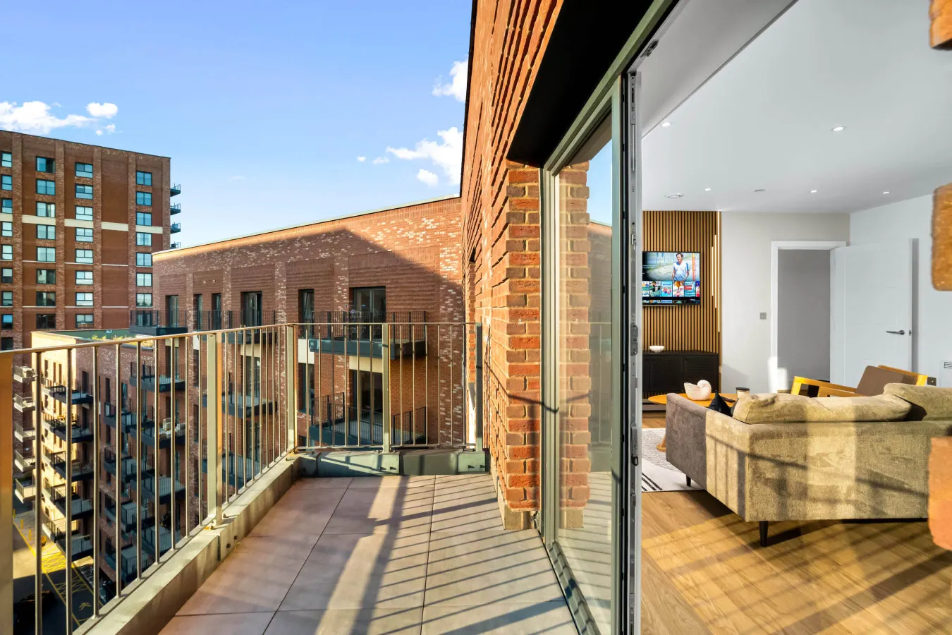Luxury 2 Bedroom with Balcony - Fast Wi-Fi - Netflix 3