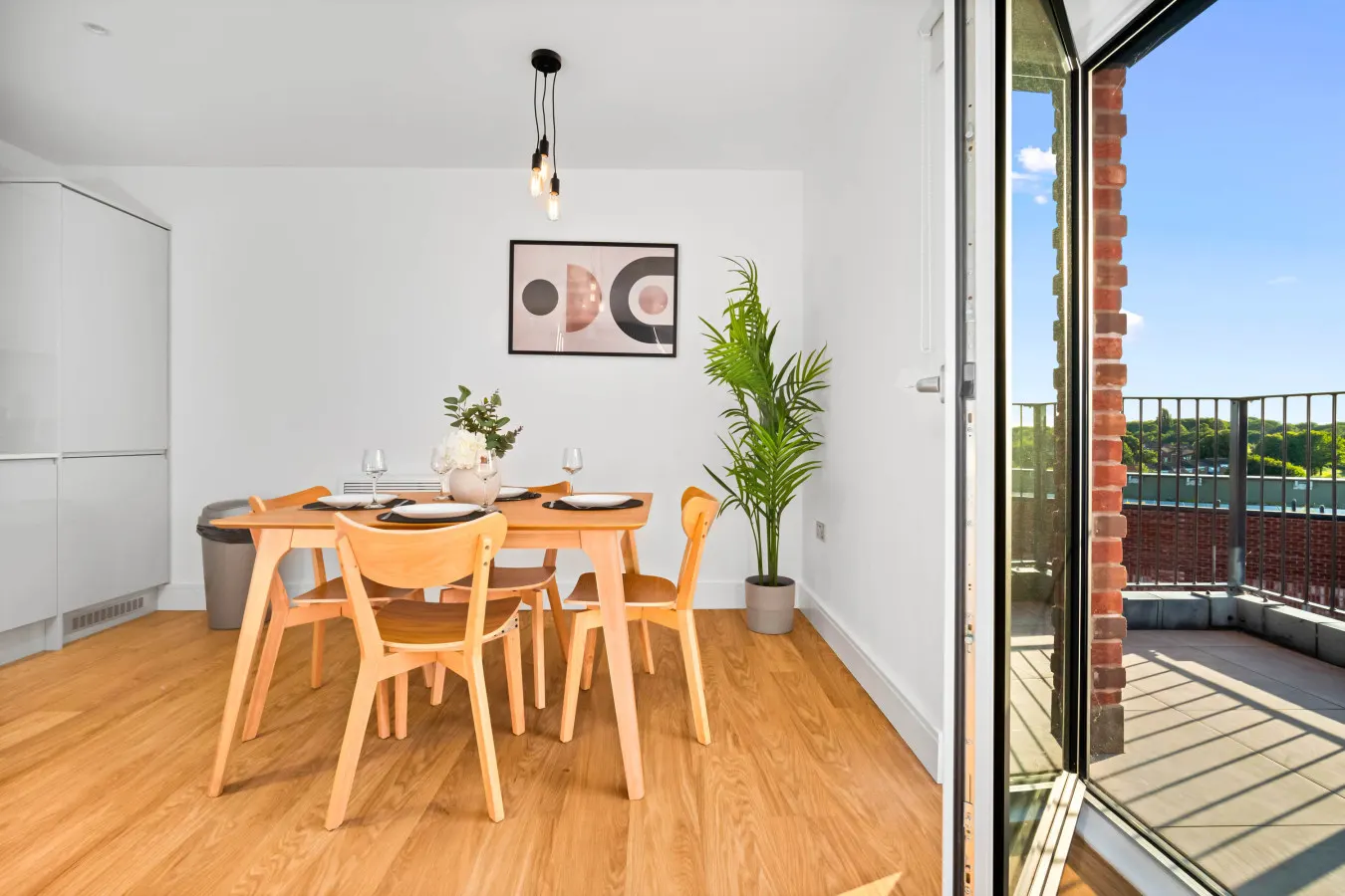 Luxury 2 Bedroom with Balcony - Fast Wi-Fi - Netflix 4