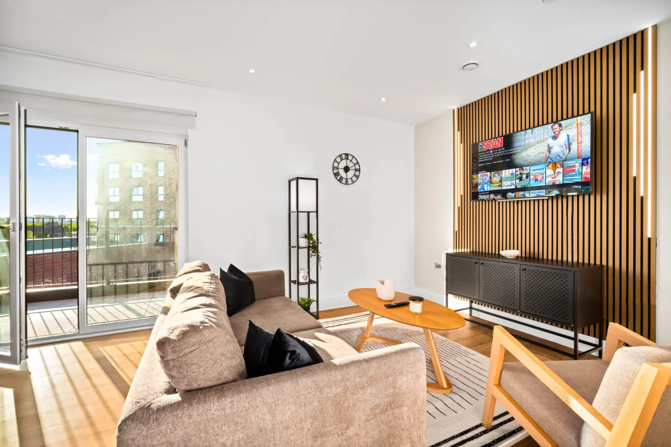 Luxury 2 Bedroom with Balcony - Fast Wi-Fi - Netflix 5