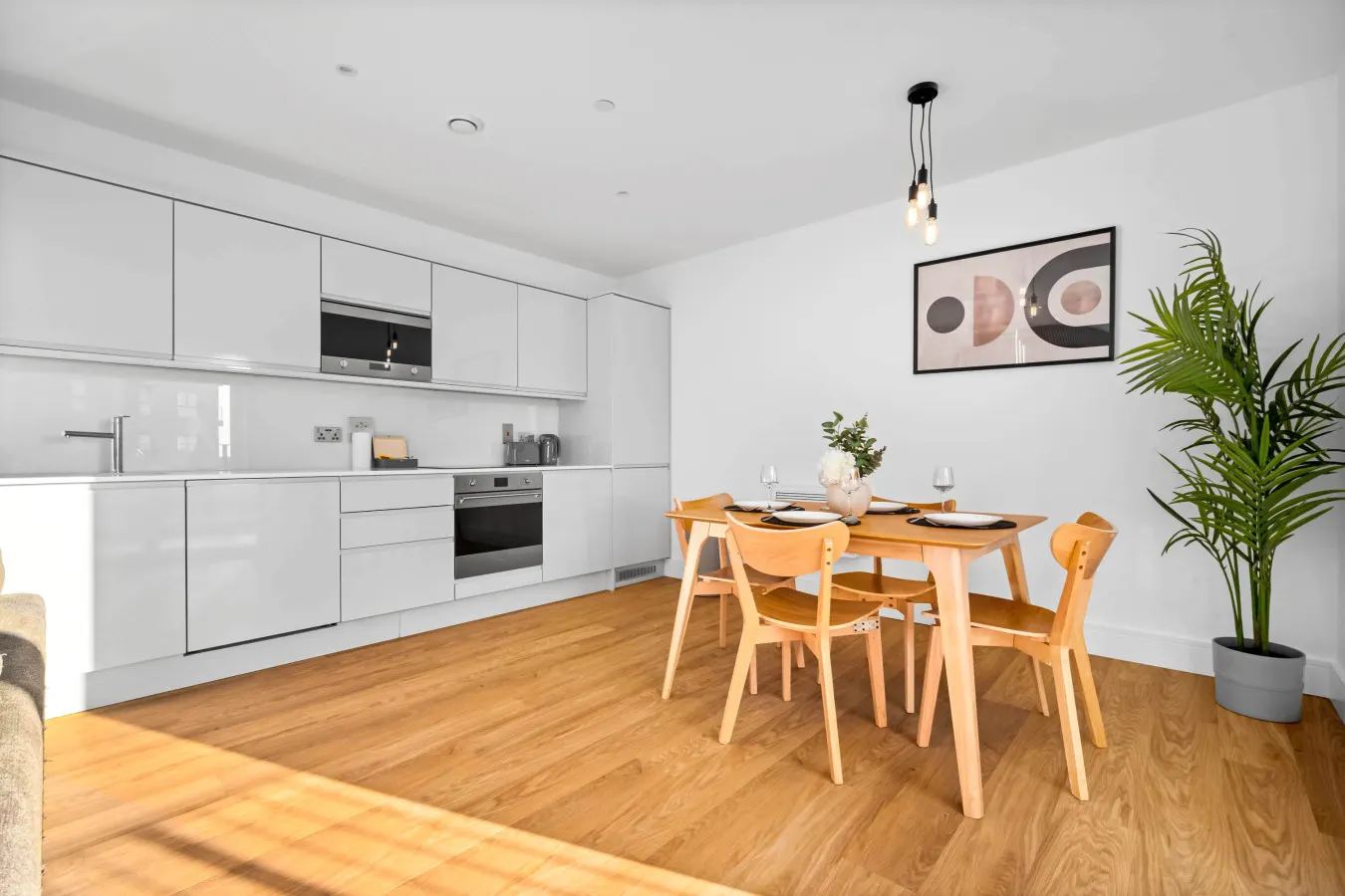 Luxury 2 Bedroom with Balcony - Fast Wi-Fi - Netflix 6
