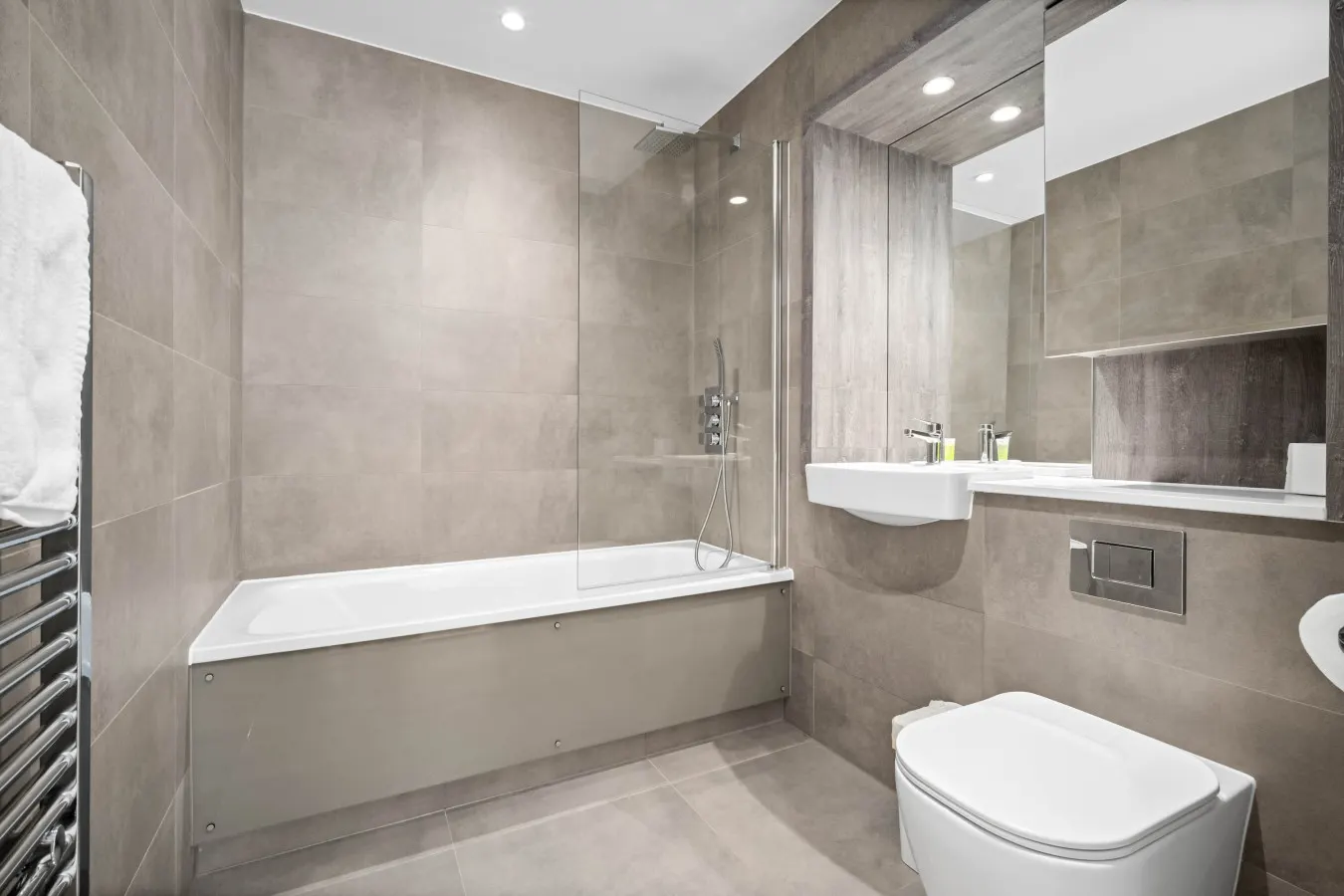 Luxury 2 Bedroom with Balcony - Fast Wi-Fi - Netflix 8