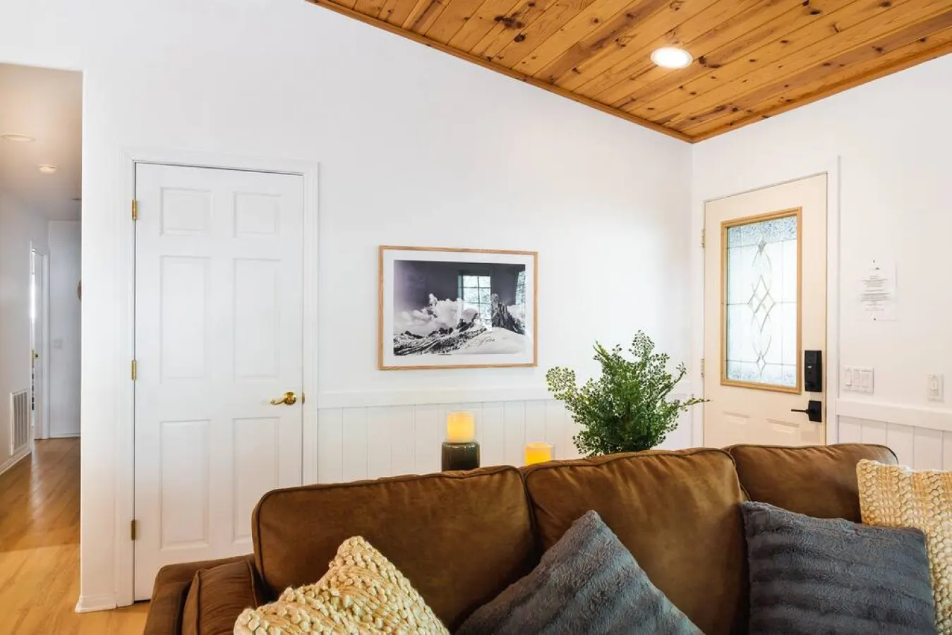 NAMU CABIN Modern Chic Design Spa & Gameroom 16