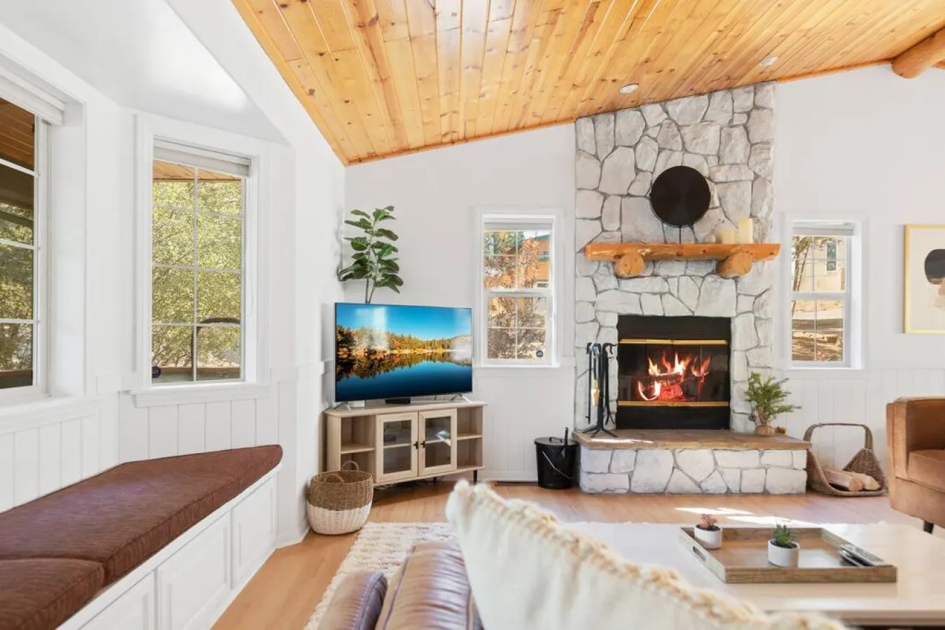 NAMU CABIN Modern Chic Design Spa & Gameroom 6
