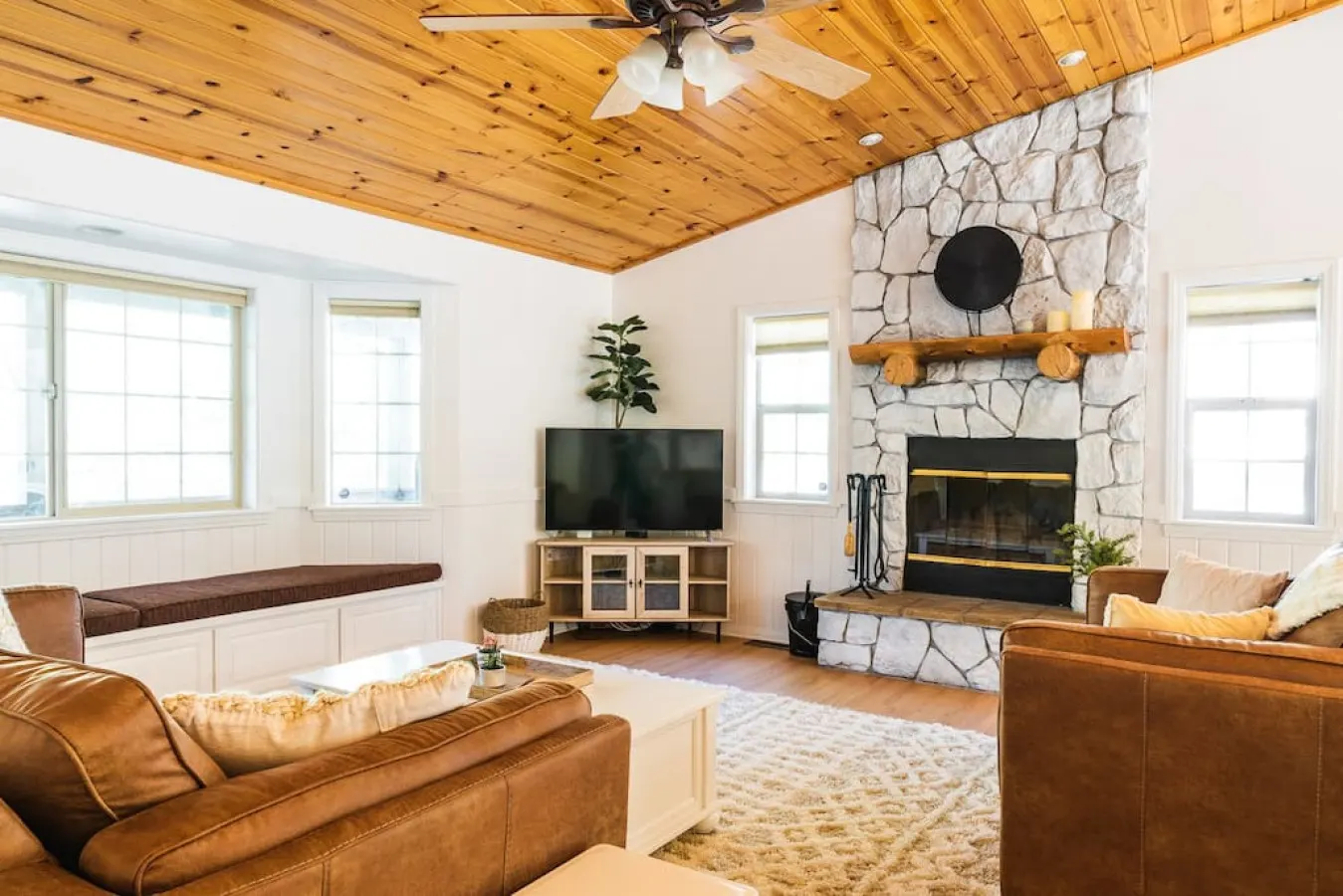 NAMU CABIN Modern Chic Design Spa & Gameroom 7