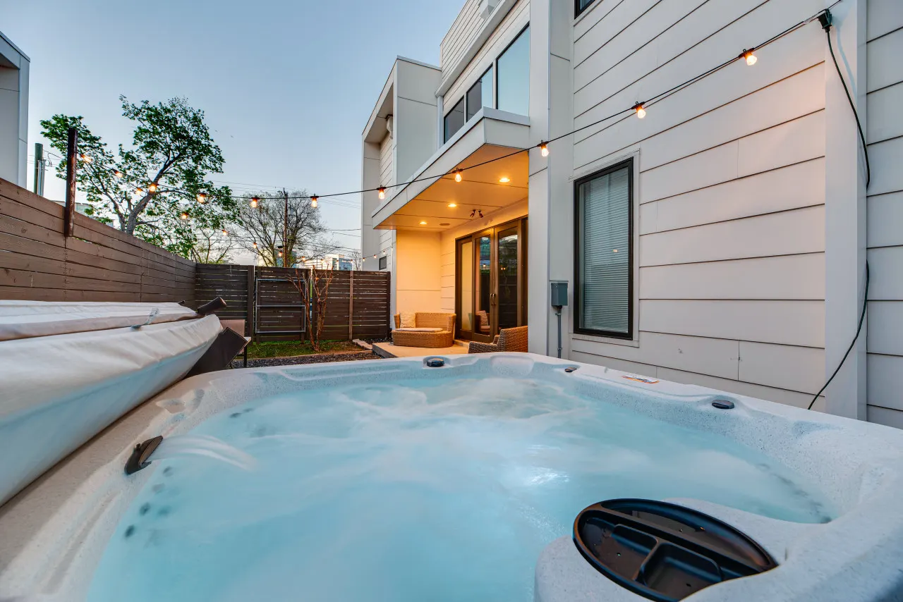 Downtown/Hottub/Music Row/20 foot ceiling/Gulch!.! 3