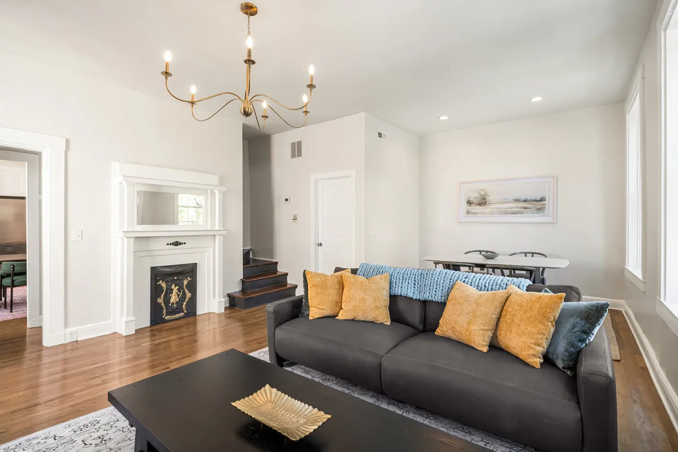 Luxe 2bd Apartment, Lots of Natural Light 1