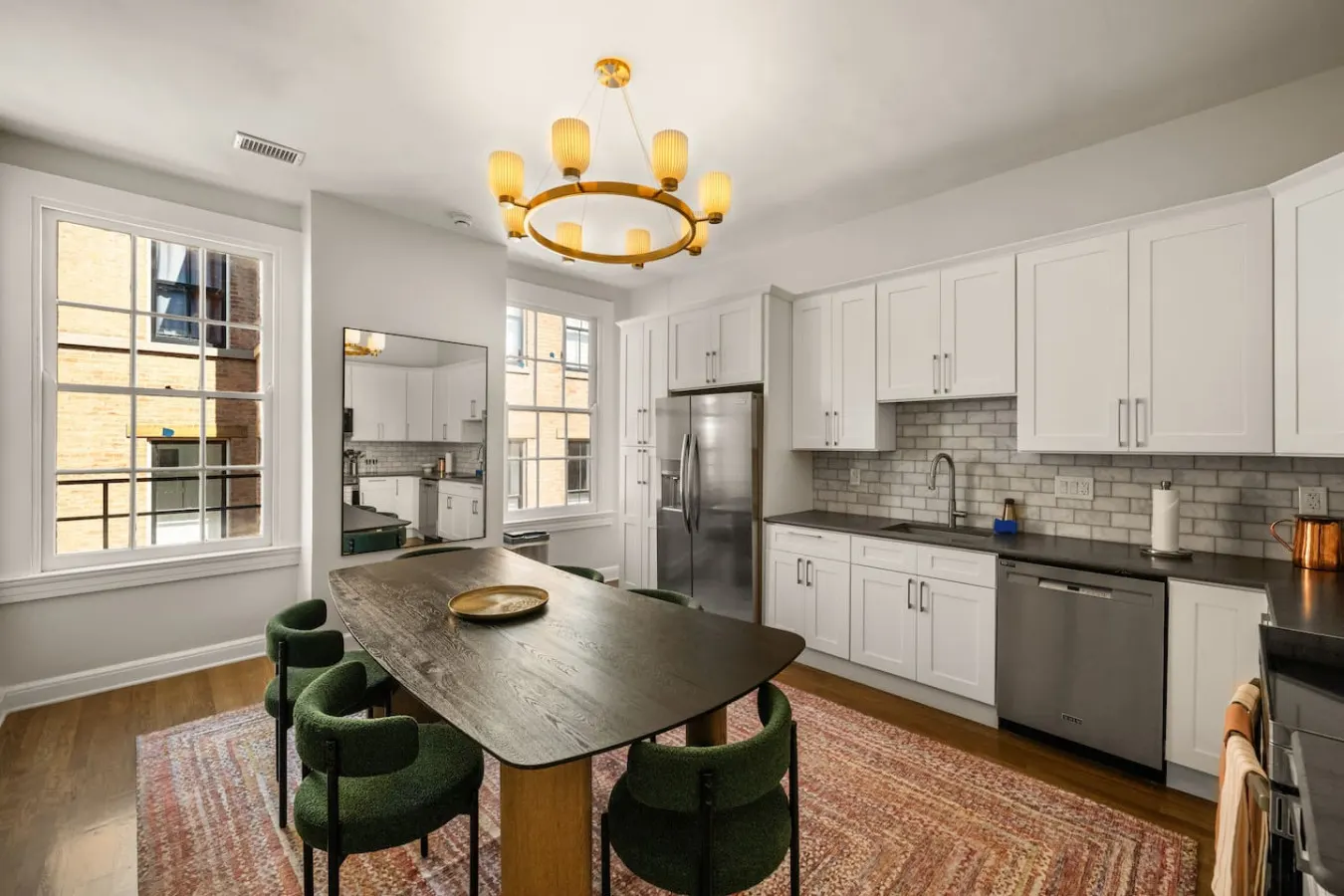 Luxe 2bd Apartment, Lots of Natural Light 2